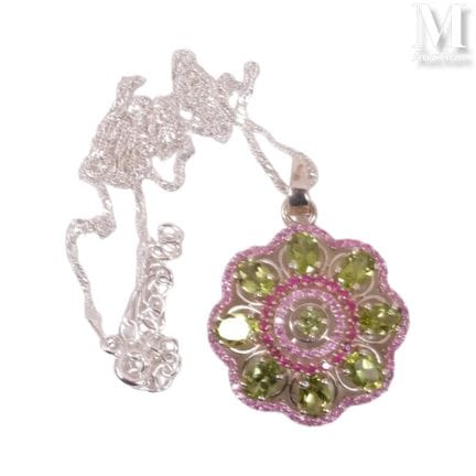 A serrated necklace featuring a peridot in the cen