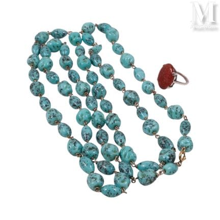 Turquoise-green pearl necklace
A turquoise-green n