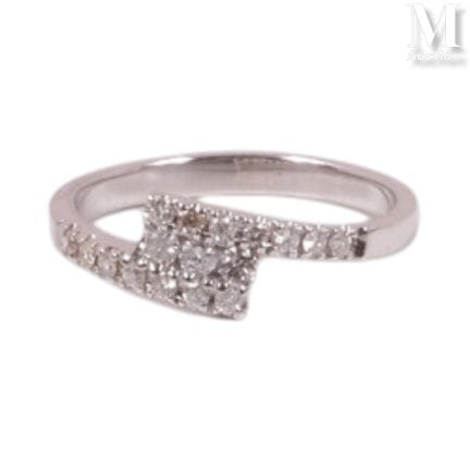 White gold ring set with 17 diamonds. Size 52. Wei