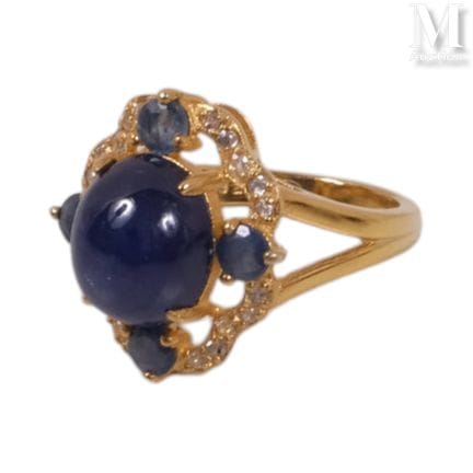 Silver and vermeil ring featuring a sapphire caboc