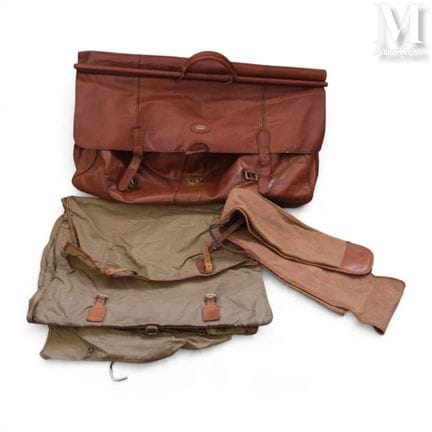 CAZA
Conjunto compuesto por una gran bolsa doble d