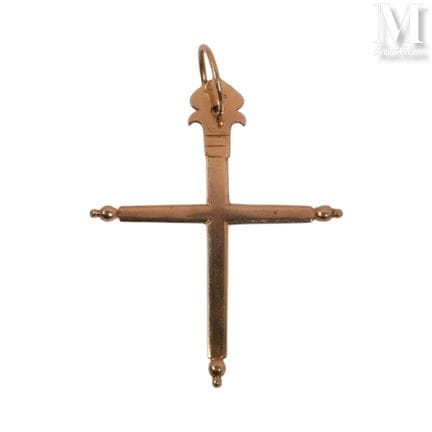 Gold cross. Weight: 5 grams. Dimensions: 5.8 x 4.5