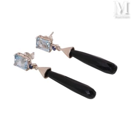 Pair of silver earrings (925°/°°) set with blue to