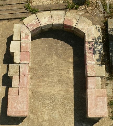 Former wine cellar entrance made of Beaucaire lime