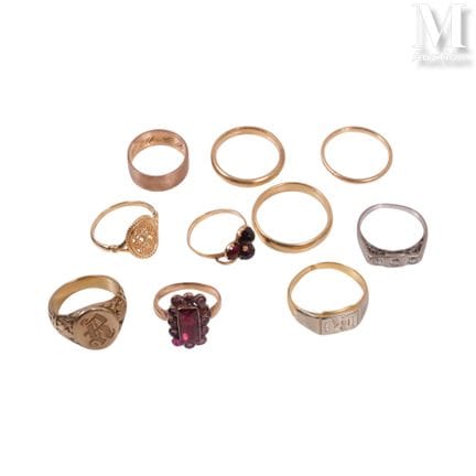 Gold set consisting of four wedding bands and ring