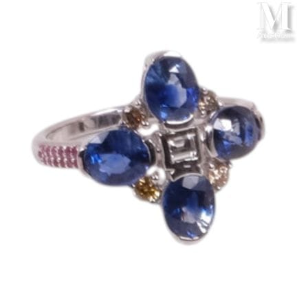 White gold (9-karat) ring in the shape of a clover