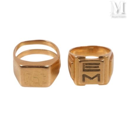 Monogrammed signet ring. Comes with a filigree gol