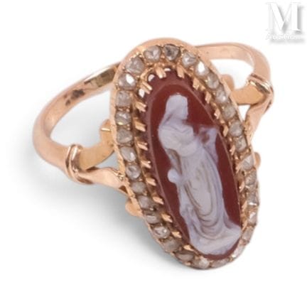 Yellow gold ring featuring the Virgin Mary
Yellow 