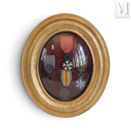 Marco ovalado que contiene cuatro medallas militar