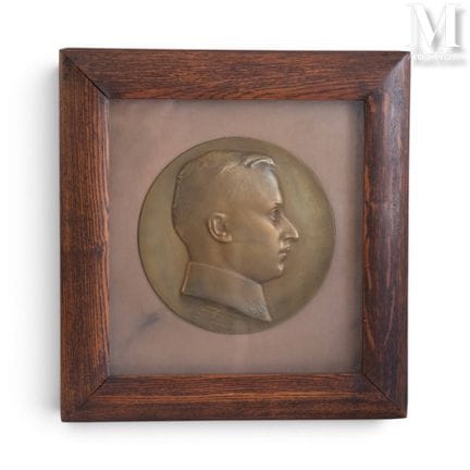 Placa circular de bronce decorada con un retrato d