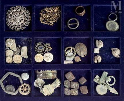 Colección de 45 pequeños objetos
que incluye un an