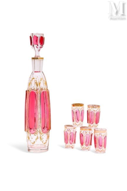 Juego de cinco copas de licor y una jarra
de crist
