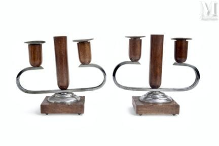 Par de candelabros
de madera y metal, de estilo br