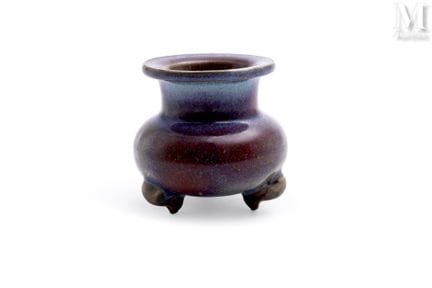 CHINA
Vase
Dreibeinige Vase aus polychrom glasiert