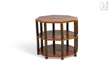 法国作品
约1930年
胡桃木贴面边桌，配有三层叠放的八边形桌面，配有带凹槽的管状立柱。
高：60 