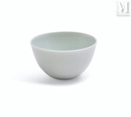 CHINA
Kleine Schale
aus himmelblauem Porzellan 
Ma