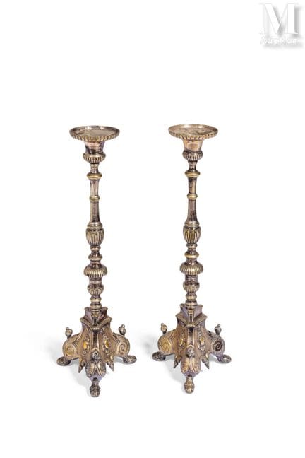 Par de candelabros de pica
de metal plateado; el c