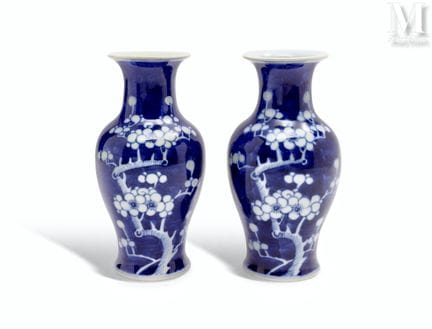 CHINA
Ein Paar Vasen
aus Porzellan mit blauem Deko