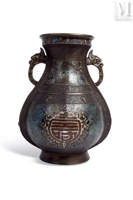 CHINA
Bedeutende Vase
aus Bronze mit Champlevé-Ema
