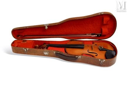 VIOLÍN
de estudio, de madera tallada 
Lleva una et