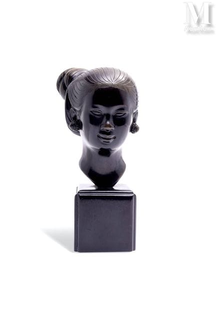 VIETNAM
Retrato de mujer
Escultura de bronce
Firma