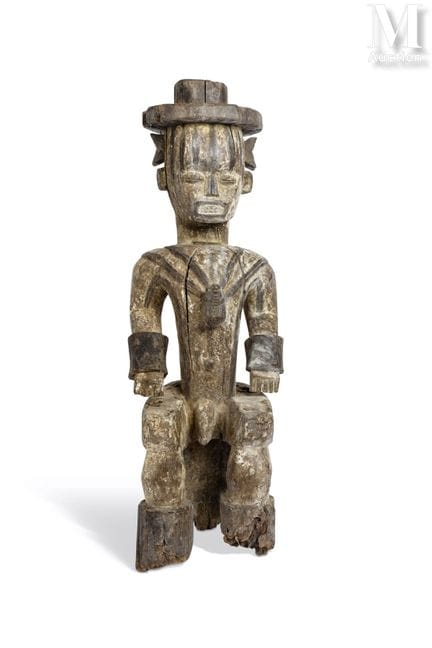 Figura masculina sentada.
Madera, erosionada en al