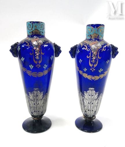 LEGRAS
Par de jarrones cónicos sobre pedestal, de 