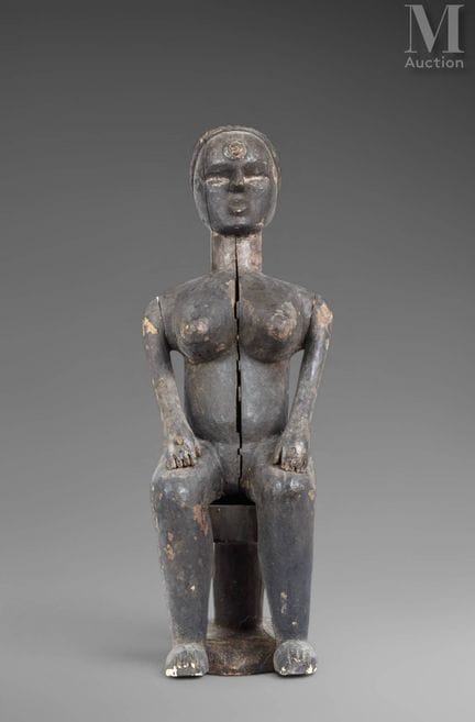 ÁFRICA
Estatua
que representa a una joven sentada 