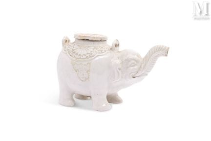 JAPÓN
Caja de porcelana con forma de elefante 
Alt