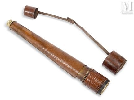 Antiguo catalejo
de latón en su estuche de cuero
C