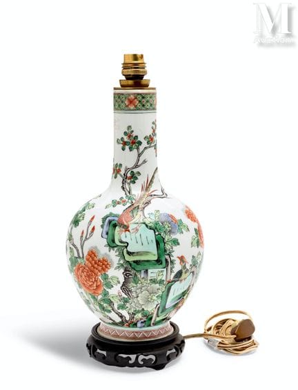CHINA
Vase
aus Porzellan mit mehrfarbigem Dekor 
A