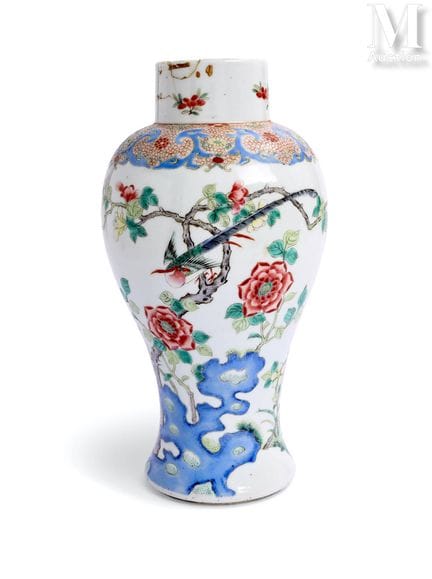 CHINA
Vase
aus Porzellan mit polychrom emaillierte
