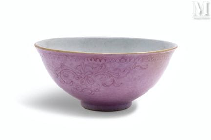 CHINA
Schale
aus mehrfarbigem Porzellan mit rosa G