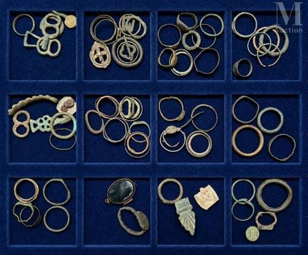 Colección de más de 50 anillos
de bronce y metal, 