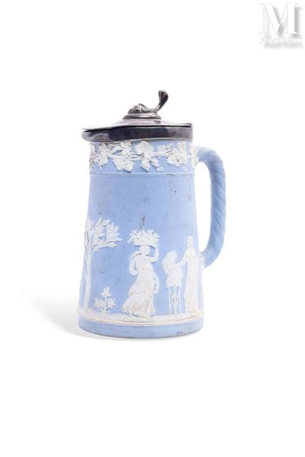 WEDGWOOD
Jarra de porcelana con decoración en cama