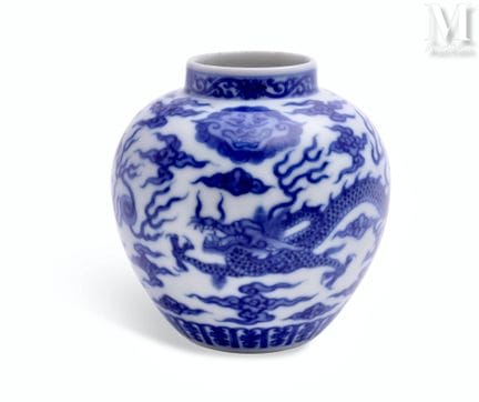 CHINA
Vase
aus Porzellan mit blauem Drachenmotiv a