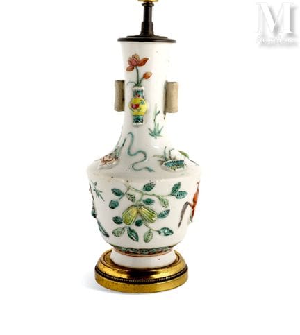 CHINA
Porzellanvase
aus Porzellan mit mehrfarbigem