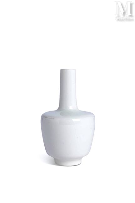 SÈVRES
Jarrón de porcelana con forma de botella n.