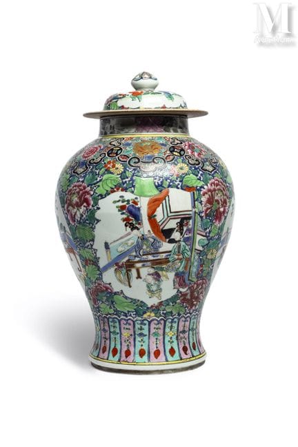 CHINA
Bedeutende Vase
mit Deckel und mehrfarbigem 
