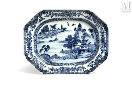 CHINA
Teller
aus Porzellan mit blauer Verzierung a
