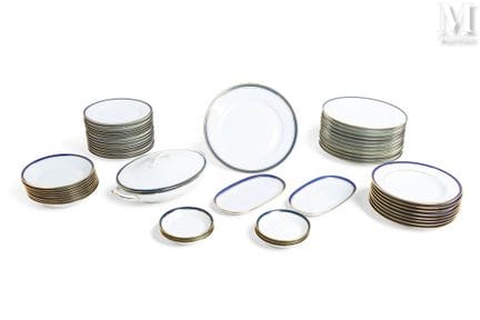 法国利摩日哈维兰（Haviland Limoges）瓷器餐具套装
饰有蓝金网纹，包含：
- 11只大