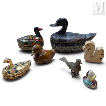 鸭子套装
包括：三只成套的盒子，其中两只为漆器，一只饰有彩色花卉图案，另一只为雕刻款，第三只为镀金款