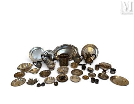 MANETTE - 镀银的金属
一套镀银的金属餐具、餐盘及各类用品。