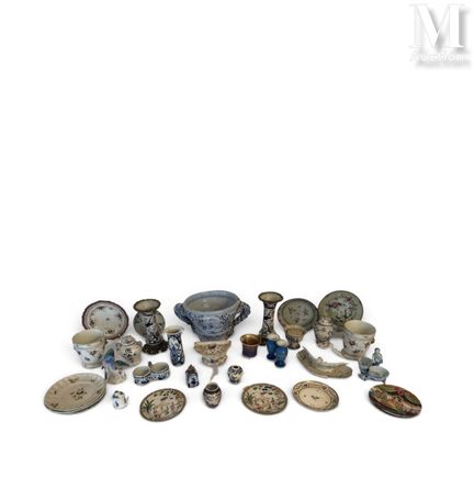MANETTE - 陶瓷
一套包含各种盘子、奶罐、茶杯、花瓶等的陶瓷器皿……包括瓷器及其他材质。
有