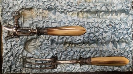 羊腿餐具套装
镀银的金属材质，饰有风格化的棕榈叶纹样，手柄为仿角质树脂材质。
长度：27和21厘米
