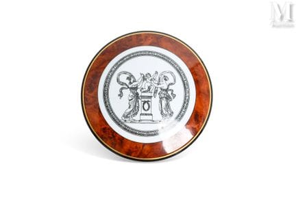DIOR
仿古风格装饰瓷质糖果盒
高：7 厘米 - 直径：20 厘米