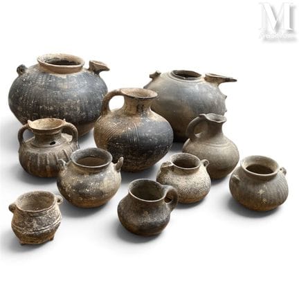 一套十件陶器
，均为赤陶，部分经彩绘和/或刻纹装饰，包括带耳罐、带壶嘴的花瓶及其他各类器物。
高：2