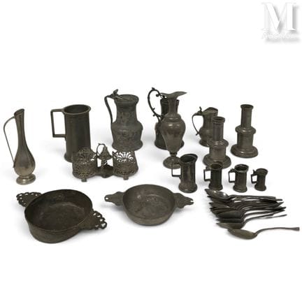 餐具套装 - 锡器
包含各类器皿，包括水壶、盘子、勺子、碗及杂项。
18、19和20世纪的法国工艺品