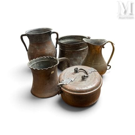 印-波斯餐具
伊朗和印度，19世纪末
一套5件铜制和黄铜制餐具，用于烹饪（一个双耳罐、一个水壶、一个