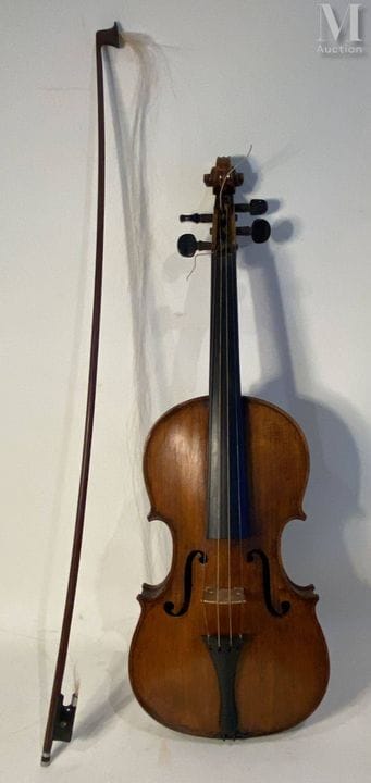 小提琴
贴有伪造标签“Gio Paelo Maggini in Brescia”，琴颈跟部下方有烙印